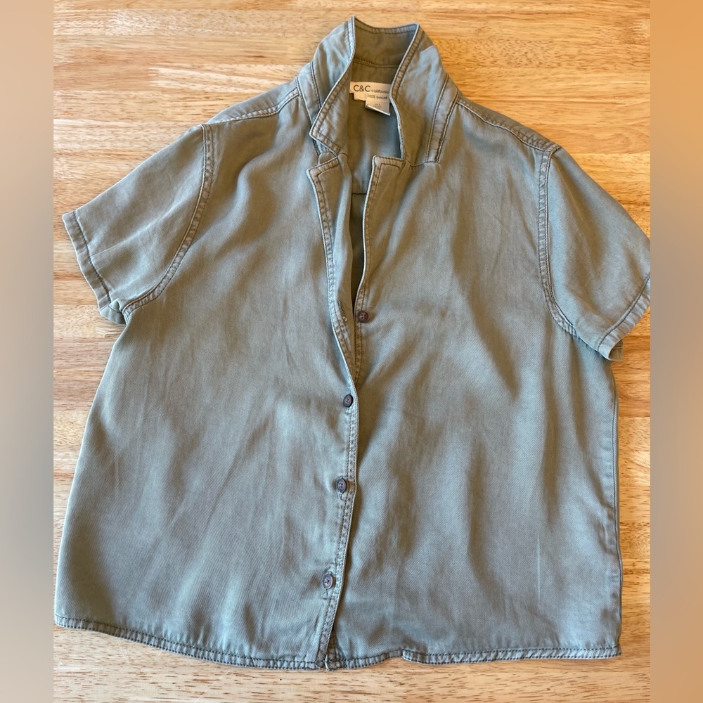 (❤️ $4 when you bundle) C&C California Button Down Shirt - Small